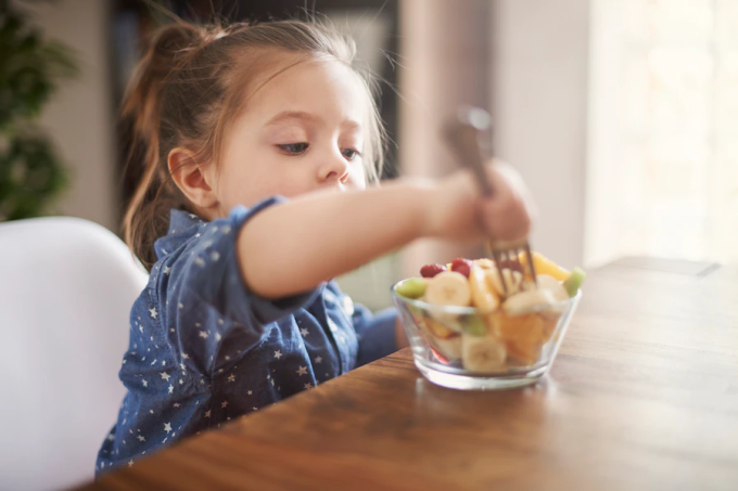 Rèn thói quen ăn trái cây cho trẻ từ nhỏ giúp bé có thể ăn đa dạng thức ăn, tốt cho sức khỏe và sự phát triển. Ảnh: Freepik