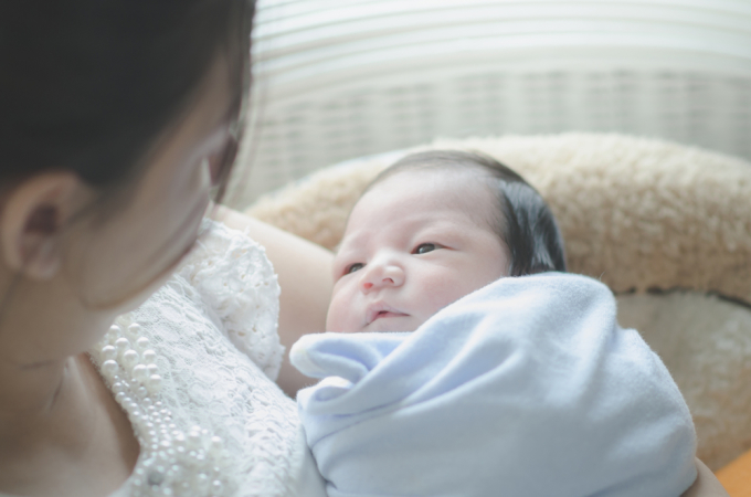 Không nên ủ ấm trẻ sơ sinh trong mùa hè nóng bức. Ảnh: Shutterstock