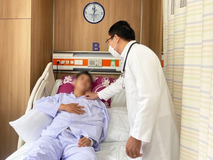 Bác sĩ Võ Trần Nguyên Duy hỏi thăm sức khỏe anh Tuấn. Ảnh: Bệnh viện cung cấp