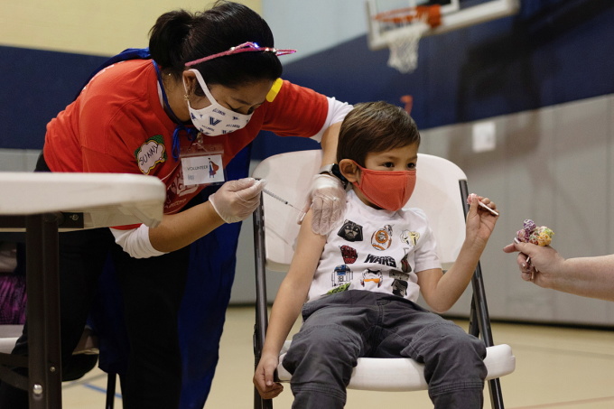 Một bé trai 5 tuổi được tiêm vaccine Pfizer tại Pennsylvania, Mỹ, tháng 12/2021. Ảnh: Reuters