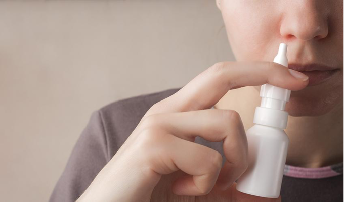 Dùng thuốc corticoid xịt mũi có thể giúp giảm các triệu chứng viêm mũi dị ứng thời tiết. Ảnh: Freepik