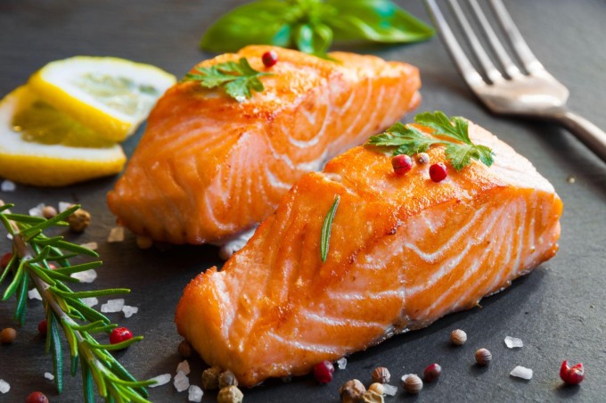 Cá hồi chứa nhiều axit béo, có lợi cho tim và phòng đột quỵ. Ảnh: Shutterstock