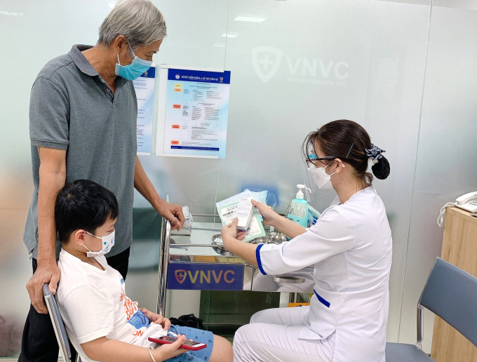 Người dân đưa trẻ đến Hệ thống tiêm chủng VNVC tiêm vaccine phòng bệnh hô hấp khi thời tiết thất thường. Ảnh: Minh Ngọc