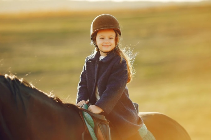 Cưỡi ngựa giúp trẻ tự kỷ phát triển các kỹ năng xã hội và sức khỏe thể chất. Ảnh: Freepik