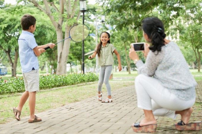 Ba mẹ cần vui chơi cùng con và giảm sử dụng thiết bị điện tử. Ảnh: Shutterstock