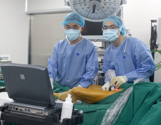 [Các bác sĩ Bệnh viện Đa khoa Tâm Anh đang thực hiện kỹ thuật đốt laser điều trị suy giãn tĩnh mạch chi dưới. Ảnh: Bệnh viện cung cấp