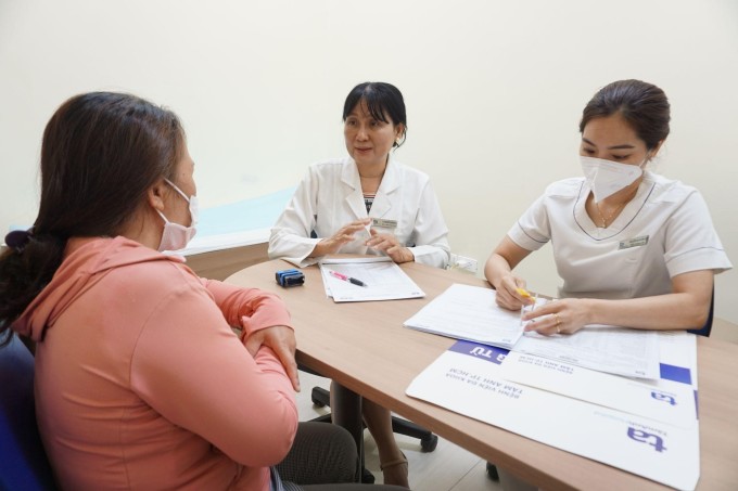 Bác sĩ Minh Đức đang khám bệnh cho người bệnh tại Bệnh viện đa khoa Tâm Anh TP HCM. Ảnh: Bệnh viện cung cấp