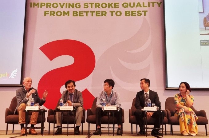 Phó giáo sư, tiến sĩ, bác sĩ Nguyễn Huy Thắng (thứ hai từ trái qua) cùng các chuyên gia trao đổi về các tiến bộ trong điều trị đột quỵ tại hội thảo.