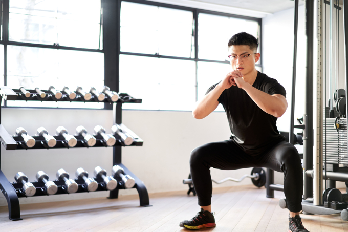Bài tập squat giúp tăng cường sức mạnh cho cơ bắp. Ảnh: Shutterstock