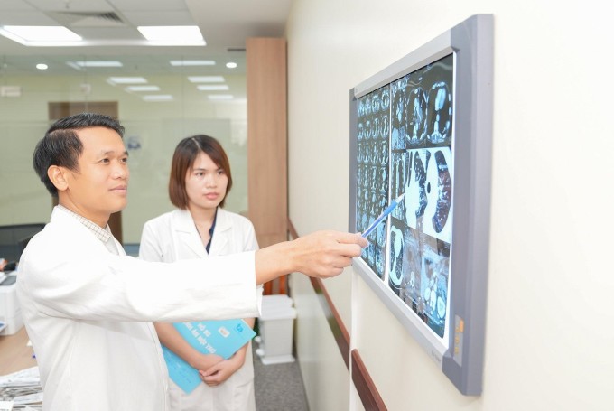 Bác sĩ Khiêm xem các hình ảnh chụp khối u để đưa ra phác đồ điều trị cho bệnh nhân. Ảnh: Bệnh viện cung cấp