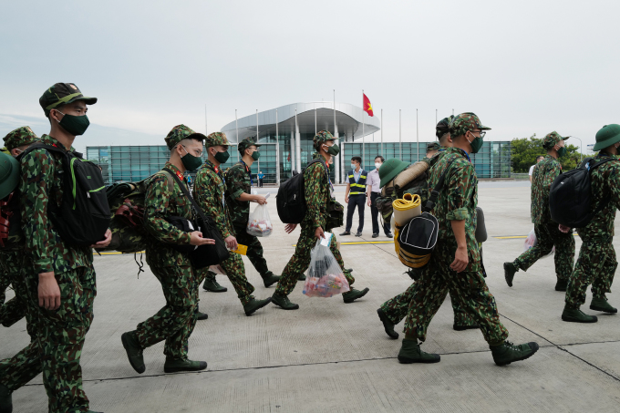 Lực lượng quân y từ Hà Nội vào hỗ trợ TP HCM chống dịch, tháng 8/2021. Ảnh: Ngọc Thành