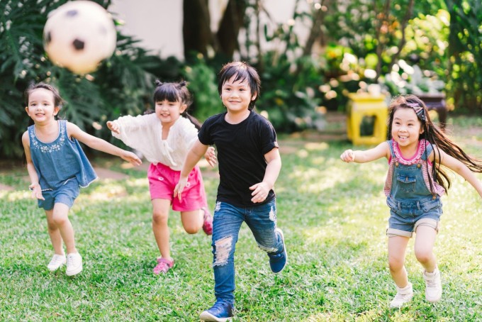 Phụ huynh có thể cho trẻ vui chơi ngoài trời, hạn chế sử dụng các thiết bị điện tử. Ảnh: Shutterstock