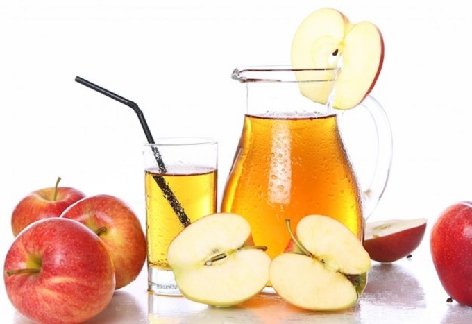 Nước ép táo có nhiều chất chống oxy hóa như flavonoid, procyanidins oligomeric,... có lợi cho người bị viêm loét đại tràng. Ảnh: Freepik.