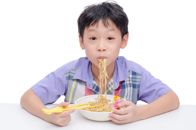 Trẻ muốn giảm cân, buổi sáng không nên ăn các món giàu đường, muối, chất béo... Ảnh: Shutterstock