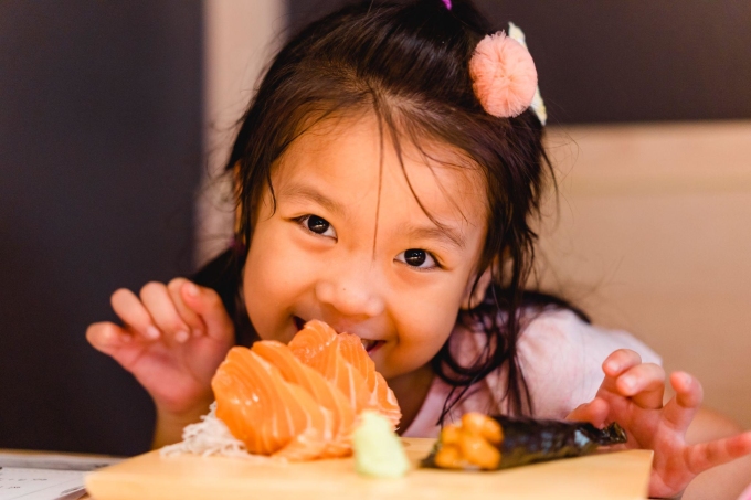 Ba mẹ nên cho trẻ ăn cá biển để bổ sung vitamin D. Ảnh: Shutterstock