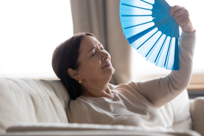 Giữ cơ thể thoáng mát, tránh ánh nắng trực tiếp giúp kiểm soát tốt các bệnh cơ xương khớp. Ảnh: Shutterstock
