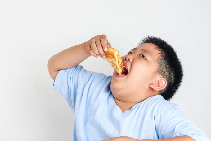 Trẻ thừa cân có xu hướng thích ăn ngọt, đồ ăn nhanh... do đó cha mẹ nên hạn chế cho con ăn những thực phẩm này. Ảnh: Freepik