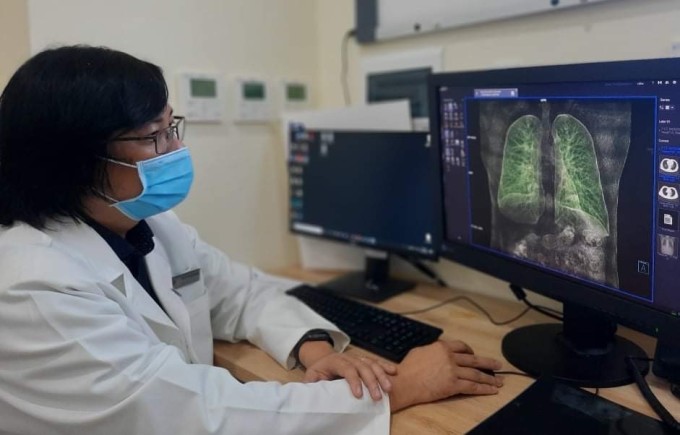 TS.BS Hồ Hoàng Phương đọc kết quả CT phổi bằng ứng dụng trí tuệ nhân tạo (AI). Ảnh: Bệnh viện Đa khoa Tâm Anh