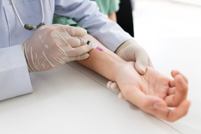 Viêm khớp cổ tay mạn tính có thể điều trị bằng tiêm huyết tương giàu tiểu cầu. Ảnh: Shutterstock