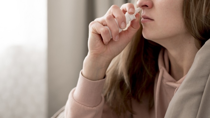 Dùng thuốc xịt mũi để giảm các triệu chứng chảy nước mũi sau. Ảnh: Freepik