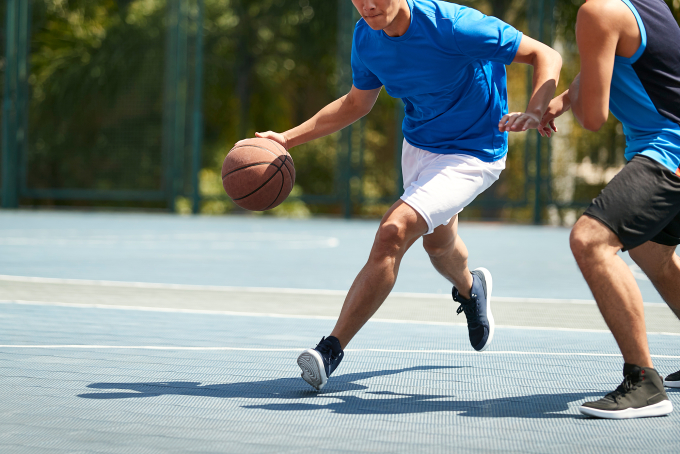 Chơi bóng rổ cường độ cao dễ dẫn đến chấn thương. Ảnh: Shutterstock