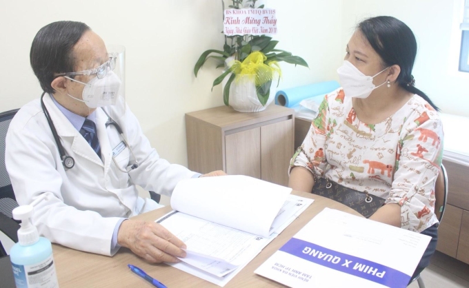 PGS.TS.BS Phạm Nguyễn Vinh thăm khám cho bệnh nhân tại BVĐK Tâm Anh TP.HCM. Ảnh: Bệnh viện cung cấp