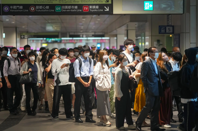 Hành khách tại ga Shibuya ở Tokyo, Nhật Bản vào cuối tháng 6. Ảnh: NY Times
