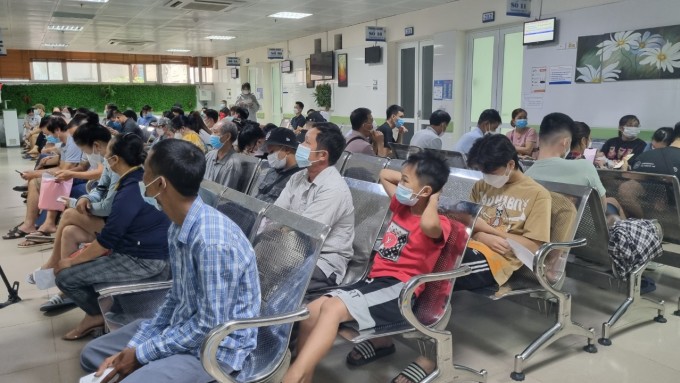 Bệnh nhân chờ khám tại Bệnh viện Da liễu Trung ương, ngày 29/6. Ảnh: Văn Phong