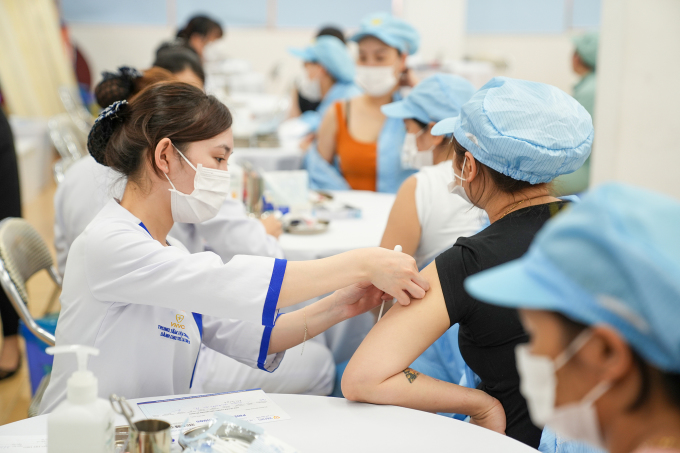 VNVC tiêm vaccine cúm cho 1.000 công nhân tại Hà Nội vào sáng 21/7/2022. Ảnh: Thùy Giang