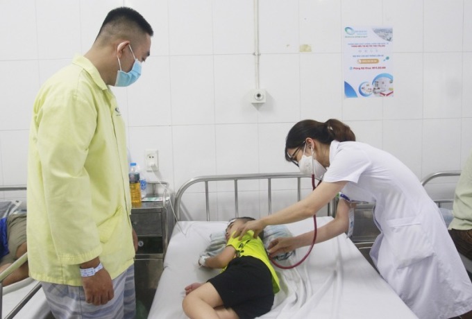 Bác sĩ kiểm tra sức khỏe bệnh nhi mắc cúm A tại Bệnh viện Bãi Cháy, Quảng Ninh. Ảnh: Bệnh viện cung cấp