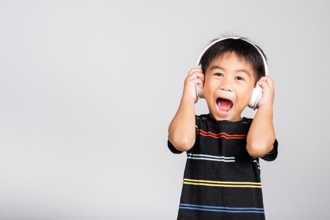 Thường xuyên đeo tai nghe âm lượng lớn có thể ảnh hưởng đến thính lực của trẻ. Ảnh: Freepik