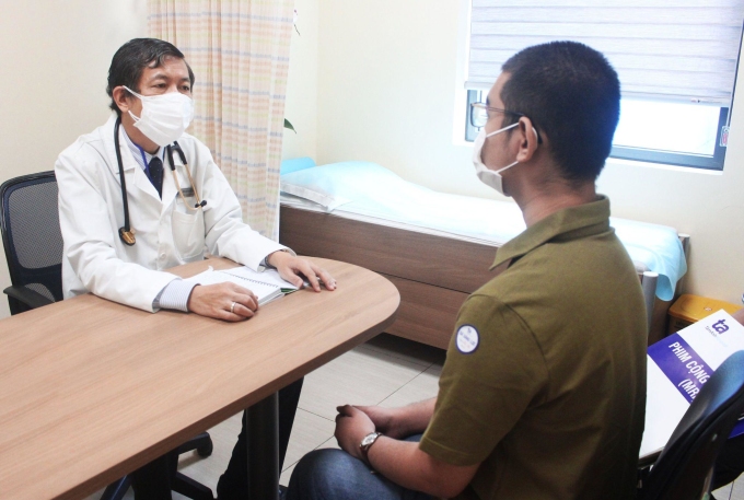 BS.CKII Huỳnh Ngọc Long đang tư vấn cho người bệnh tại Bệnh viện Đa khoa Tâm Anh. Ảnh: Bệnh viện cung cấp
