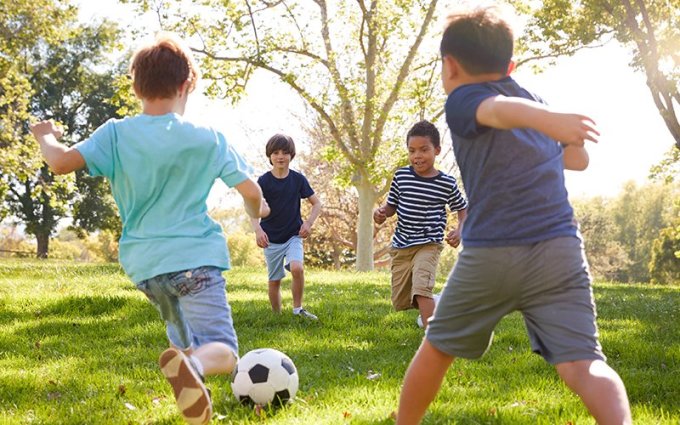 Vận động thiếu khoa học có thể gây phản tác dụng đối với trẻ. Ảnh: Shutterstock