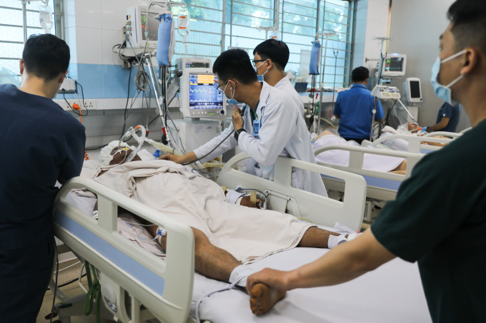 Bác sĩ Bệnh viện Bệnh Nhiệt đới TP HCM điều trị bệnh nhân sốt xuất huyết, tháng 6/2022. Ảnh: Quỳnh Trần