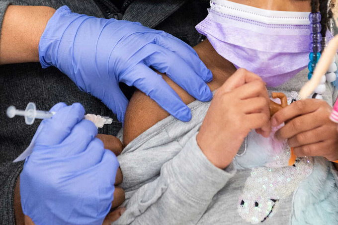 Một bé gái 5 tuổi được tiêm vaccine Covid-19 tại Pittsburgh, Mỹ. Ảnh: AP