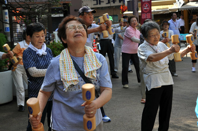Người cao tuổi tập luyện bằng tạ gỗ tại khuôn viên một ngôi đền ở Tokyo, Nhật Bản. Ảnh: AFP