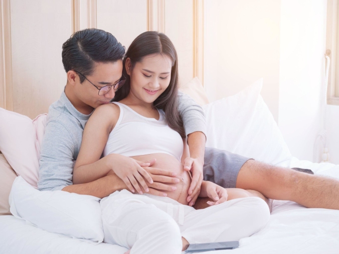 Chuyện yêu trong thai kỳ có thể giúp mẹ bầu giảm căng thẳng, thêm gắn kết vợ chồng. Ảnh: Shutterstock.