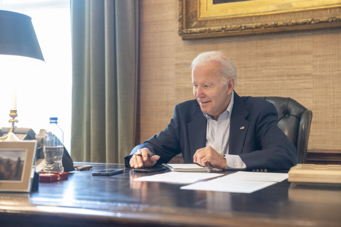 Tổng thống Mỹ Joe Biden ngồi tại bàn làm việc ở Nhà Trắng trong bức ảnh hôm 21/7. Ảnh: Twitter/PresidentBiden.
