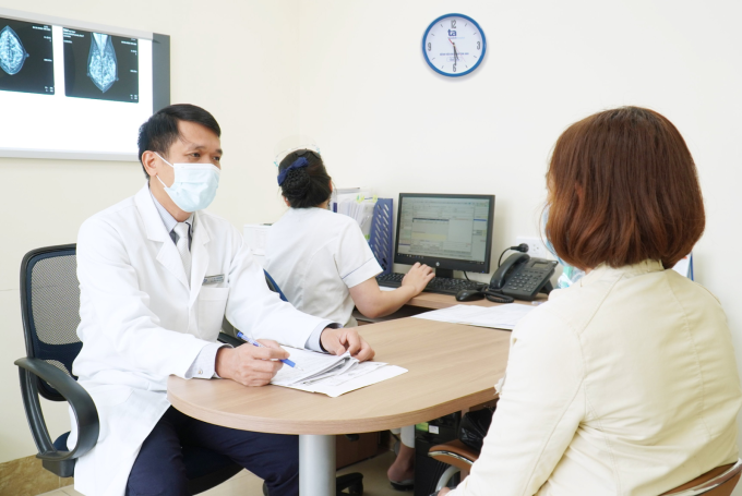 TS.BS Vũ Hữu Khiêm đang tư vấn cho bệnh nhân tại Bệnh viện Đa khoa Tâm Anh Hà Nội.