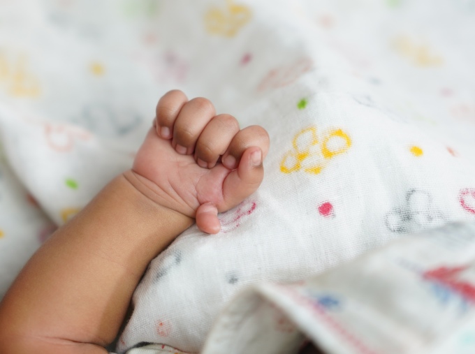 Dị tật thừa ngón tay cái không được điều trị kịp thời có thể ảnh hưởng đến khả năng cầm nắm của trẻ. Ảnh: Shutterstock
