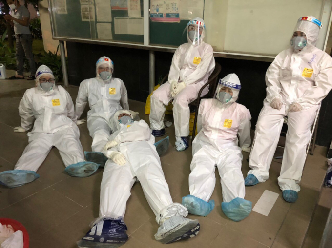 Các nhân viên y tế huyện Tiên Du (Bắc Ninh) tranh thủ ngả lưng sau đêm trắng 13/5/2021 lấy mẫu cho công nhân ở huyện Yên Phong. Ảnh:Nhân vật cung cấp.