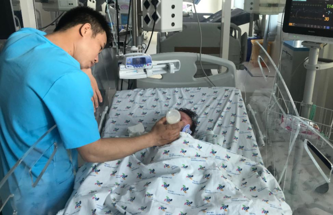 Nhân viên y tế chăm sóc một bệnh nhi 7 tháng tuổi mắc sốt xuất huyết nặng nhưng ban đầu bị nhẫm lẫn với nhiễm trùng tiêu hóa, khiến nhập viện trễ. Ảnh: Bệnh viện Nhi đồng Thành phố