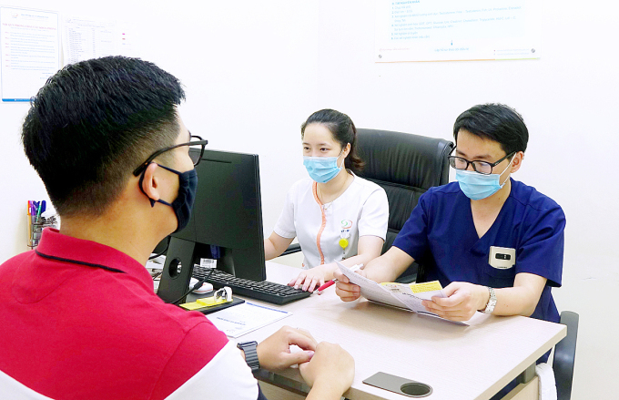 Một bệnh nhân thăm khám nam khoa tại Bệnh viện Nam học và Hiếm muộn Hà Nội. Ảnh: Minh Thư
