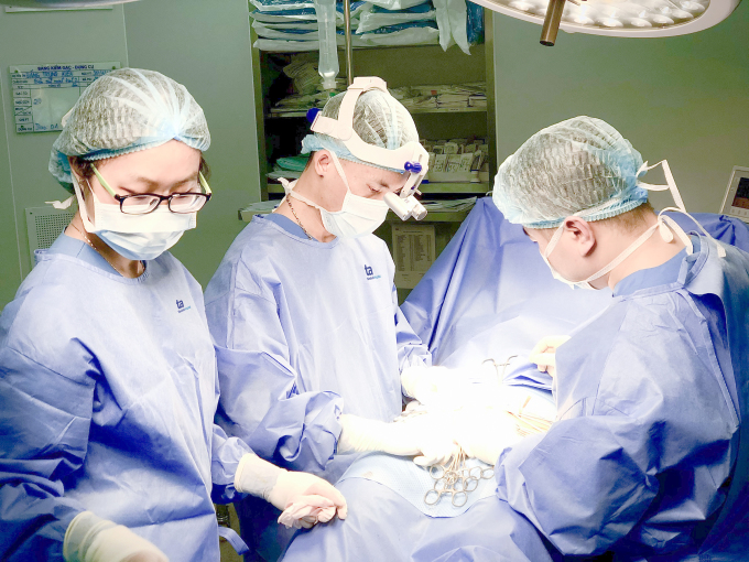 Bác sĩ Ngọc Thạch (giữa) trong một ca phẫu thuật cắt bao quy đầu. Ảnh: BVĐK Tâm Anh.