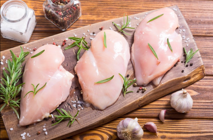 Ức gà thuộc nhóm thịt trắng, có hàm lượng protein cao nhưng ít purin. Ảnh: Shutterstock