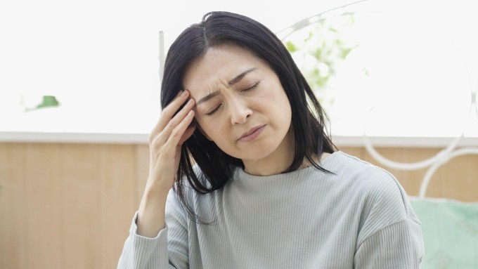Phụ nữ trong giai đoạn tiền mãn kinh dễ có nguy cơ đau nửa đầu. Ảnh: Shutterstock