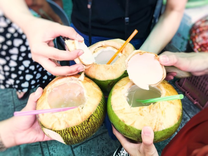 Uống nước dừa đúng cách giúp khớp khỏe hơn. Ảnh: Shutterstock
