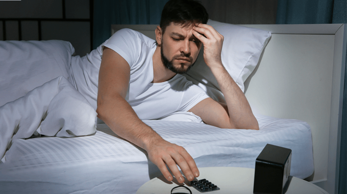 Khó ngủ là triệu chứng Covid-19 kéo dài mà nhiều người mắc phải, ảnh hưởng nghiêm trọng tới sinh hoạt hàng ngày. Ảnh: Small Business Trends