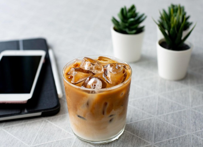 Người bệnh tiểu đường tránh cho quá nhiều đường, sữa vào cà phê vì dễ gây tăng đường huyết. Ảnh: Shutterstock