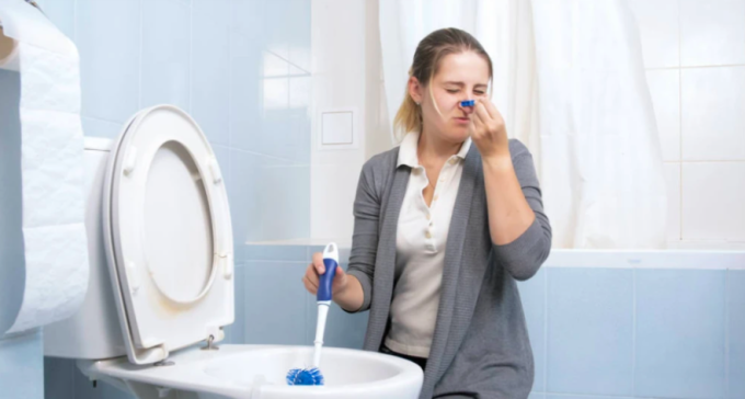 Nước tiểu có mùi có thể là biểu hiện sớm của nhiễm trùng đường tiểu. Ảnh: LA Times
